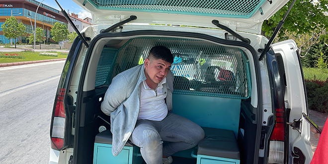 Çaldığı otomobille polisten kaçarken kaza yapan üniversite öğrencisi yakalandı