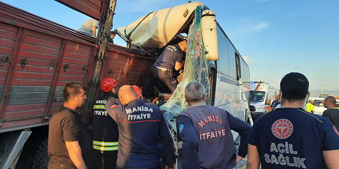 İşçi otobüsüyle kamyon çarpıştı: 1 kişi öldü, 29 kişi yaralandı
