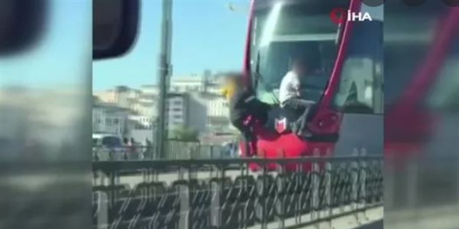 Çocukların tramvay arkasındaki tehlikeli yolculuğu kamerada