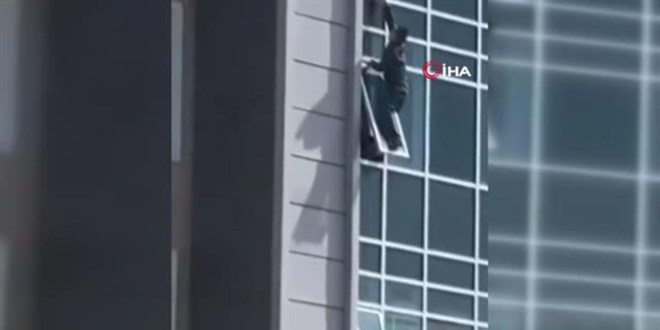 Sekizinci katta asılı kalan 3 yaşındaki çocuk son anda kurtarıldı