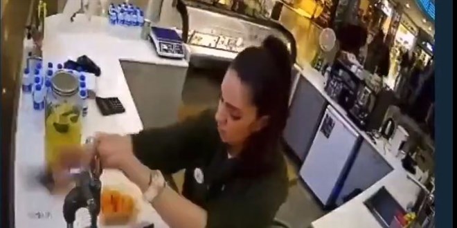 Genç kadın yabancı uyruklu selfie tacizcisinin telefonunu kırdı