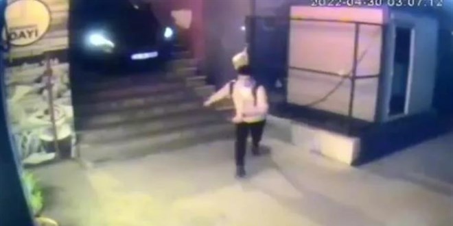 Küçükçekmece'de inanılmaz görüntü: Otomobille merdivenden indi