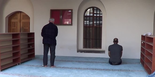 Şadırvanda abdest alan kişinin ceketinden altının çalınması güvenlik kamerasında