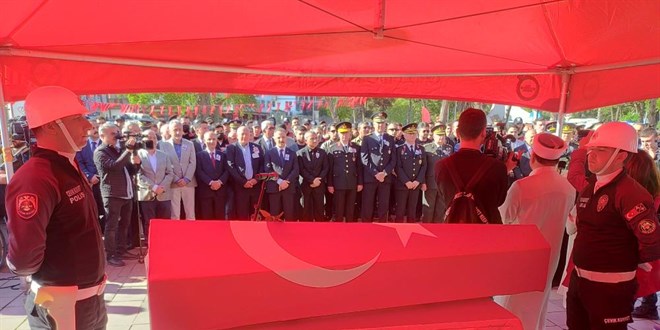 Kovalamacada tırın çarpması sonucu şehit olan polise veda