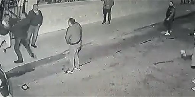 Biri silah diğeri satır çekti! Eski ve yeni tribün lideri sokak ortasında birbirine girdi