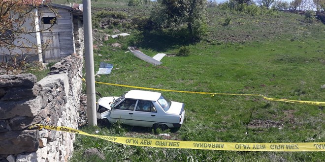 �ank�r�'da binan�n duvar�na �arpan otomobilin s�r�c�s� �ld�, e�i yaraland�