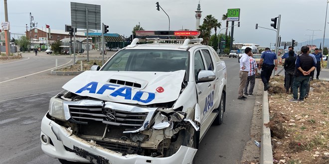Hatay'da AFAD aracıyla çarpışan motosikletteki 2 kişi yaralandı