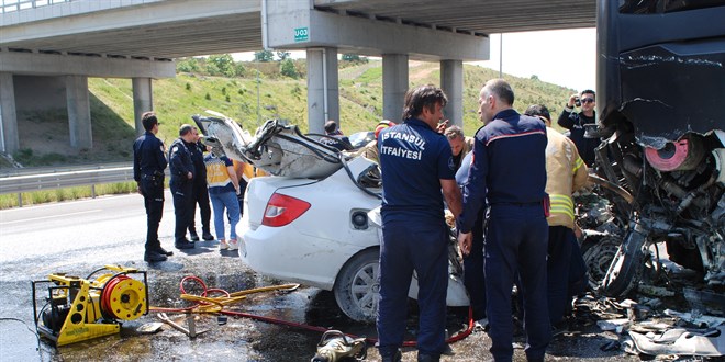 Tuzla'da otobüse çarpan otomobildeki 1 kişi öldü, 2 kişi yaralandı
