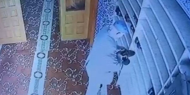 Camide ellerini ovuştura ovuştura ayakkabı seçip çalan yaşlı adam pes dedirtti