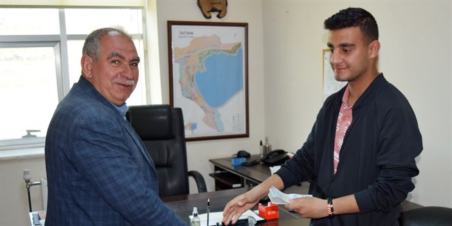 Bitlis'te niversite rencisinin bulduu para sahibine teslim edildi