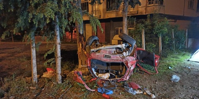 Kontrolden çıkan araç bahçe duvarına çarparak takla attı: 2 ölü