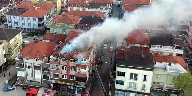 Mangal yaparken çatıyı yaktı
