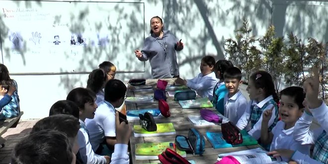 Okul bahçesine inşa ettikleri 'böcek oteliyle' canlıların yaşamını öğreniyorlar
