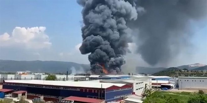 Bursa'da byk fabrika yangn dumanlar ehrin birok noktasndan grld