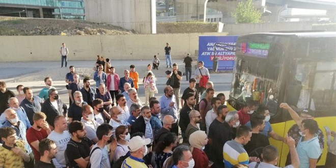 Kadıköy'de vatandaşlar geç gelen İETT aracının önünü kesti