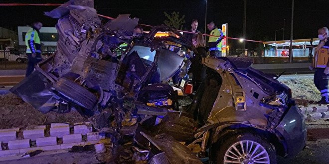 Bursa'da feci kaza: Parçalanan otomobilin sürücüsü astsubay hayatını kaybetti