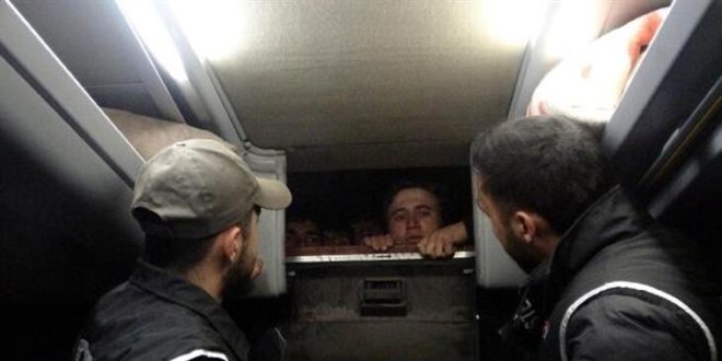 Van'da, 2 otobüsün gizli bölümlerinde saklanan 47 kaçak göçmen yakalandı: 3 gözaltı