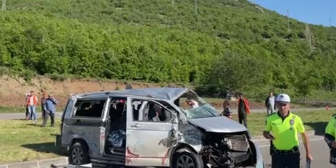 İşçileri taşıyan minibüs kaza yaptı: 2 kişi öldü, 12 kişi yaralandı
