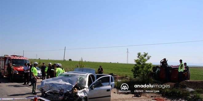 Uşak'ta trafik kazasında anne ile hamile kızı hayatını kaybetti