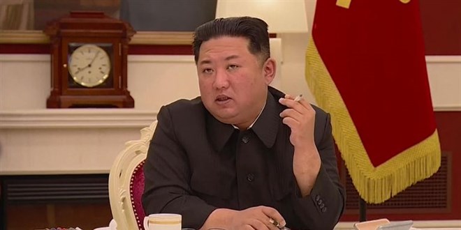 Kuzey Kore lideri Kim Kovid-19 toplantsnda sigara iti
