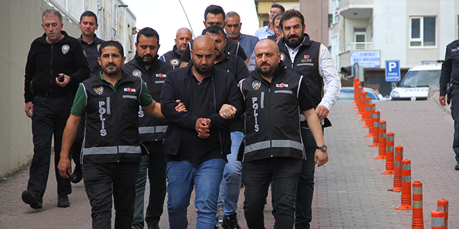 Oto alım satımında 70 kişiyi dolandıran baba ve 3 oğlu tutuklandı
