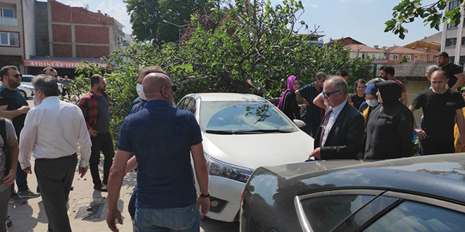 Okul önünde çocuklarını bekleye 2 kadının üzerine ağaç devrildi