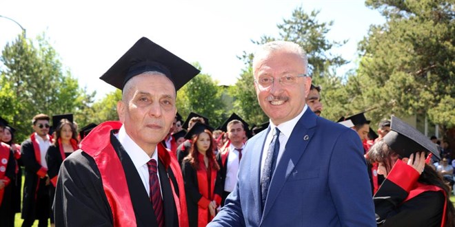 4 çocuk babası 77 yaşında Hukuk Fakültesinden mezun oldu
