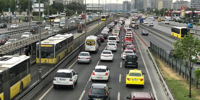 İstanbul'da yağış başladı: Trafik yoğunluğu yüzde 90 oldu