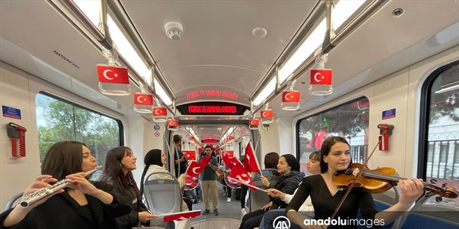 Kocaeli'de tramvaya binen müzisyenler, gençlerle 19 Mayıs'ı kutladı
