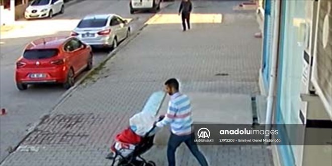 Aksaray'da çaldığı malzemeleri bebek arabasıyla taşıyan şüpheli güvenlik kamerasında