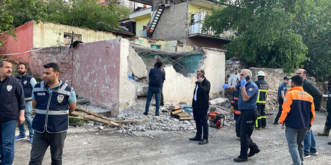 Metruk evin duvarı çöktü: 1 çocuk öldü, diğeri yaralandı