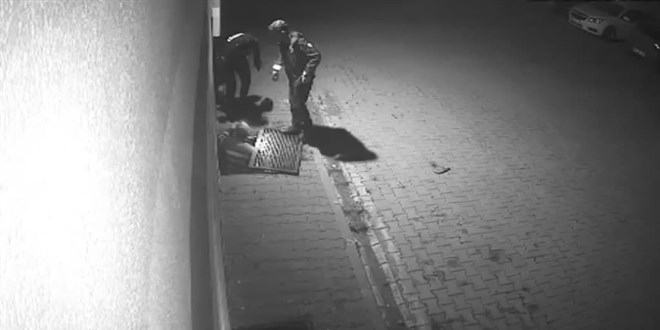 Mazgaldan çıkan hırsızın bekçilere yakalanması güvenlik kamerasına yansıdı
