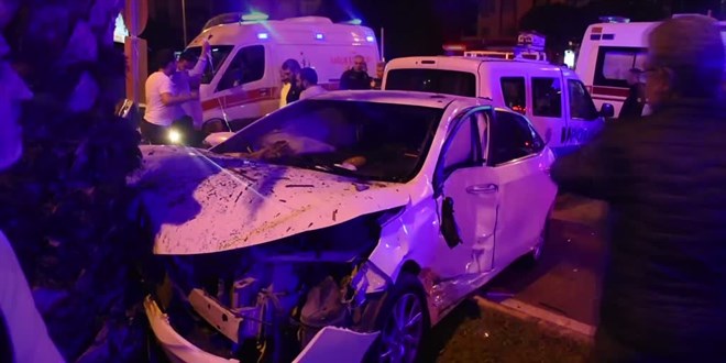 Polis aracıyla otomobilin çarpışması sonucu 1'i polis, 4 kişi yaralandı