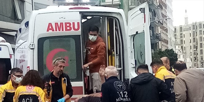 Denizli'de ambulans ile minibüsün çarpışması sonucu 3 kişi yaralandı