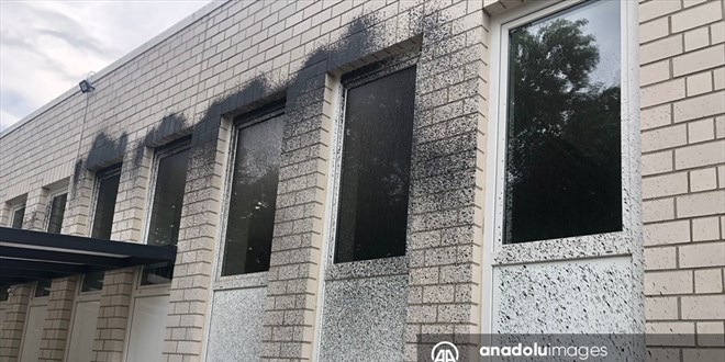 Almanya'da bir caminin duvarları boya torbaları fırlatılarak kirletildi
