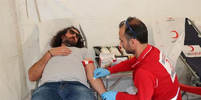 Annesini kan kaybından yitiren öğretmen 18 yıldır kan bağışı yapıyor