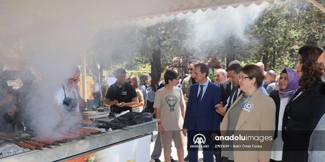 Bakan Yanık, Adana'da mezun olduğu lisedeki 'Kebap Günü' etkinliğine katıldı