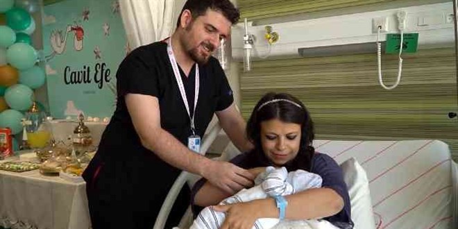 3 bin 652'nci doğumunda kendi bebeğini kucağına aldı