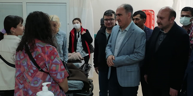 Konya Valisi, Niğde'deki kazada yaralanan öğrencileri ziyaret etti