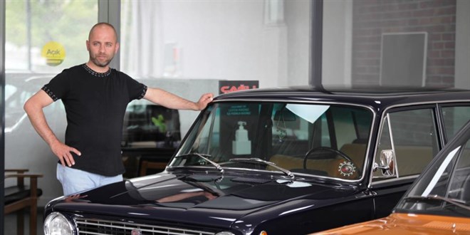 1975 model arabayı aldı, yurt dışından getirdiği parçalarla topladı
