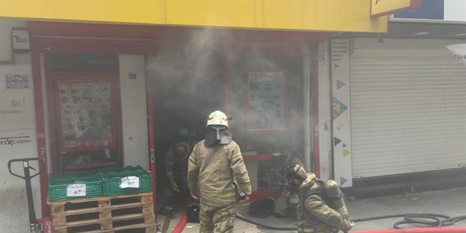 Küçükçekmece'de marketin deposunda çıkan yangın söndürüldü
