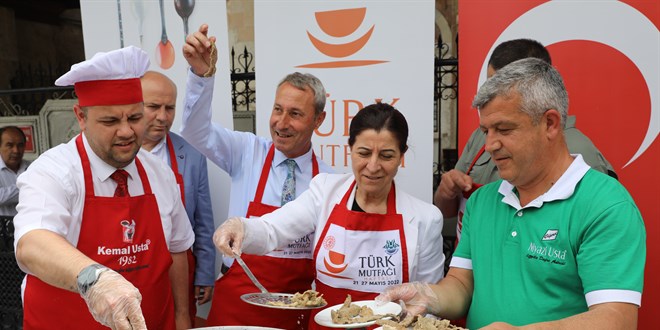 Edirne'deki Türk Mutfağı Haftası etkinliklerinde 300 kilogram tava ciğeri yapıldı