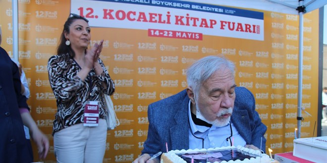 Kocaeli Kitap Fuarı'nda Prof. Dr. İlber Ortaylı'ya doğum günü sürprizi