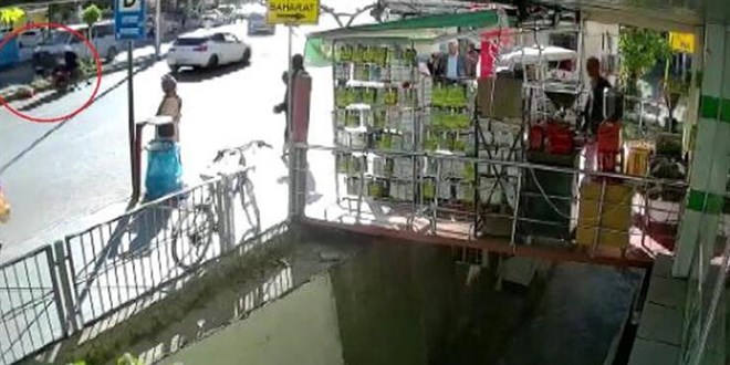 Çarptığı çocuğa yardım ederken bıçaklandı!