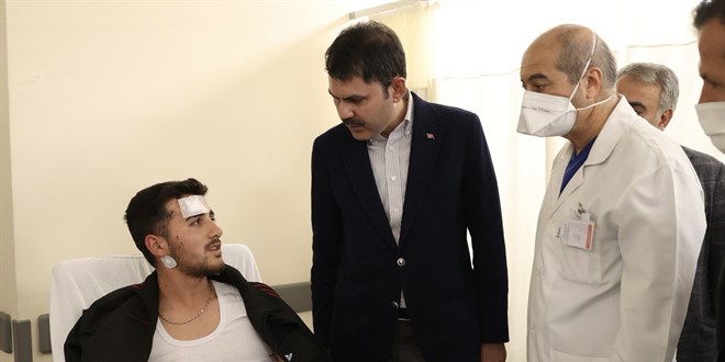 Bakan Kurum, Niğde'deki kazada yaralanan öğrencileri hastanede ziyaret etti