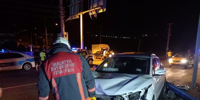 Malatya'da iki otomobilin çarpıştığı kazada 7 kişi yaralandı