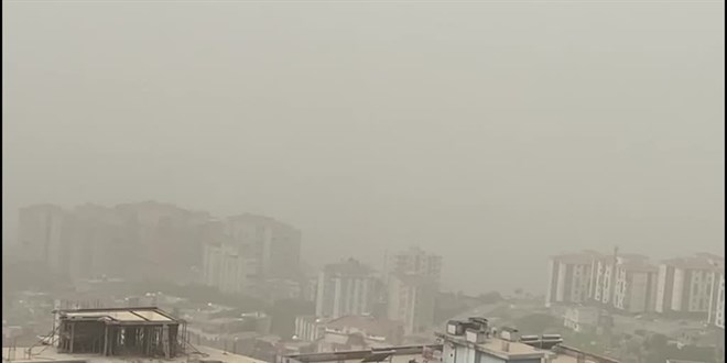Şırnak ve Siirt'te toz taşınımı, görüş mesafesini düşürdü