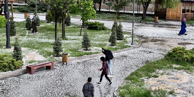 Erzurum'da aniden bastıran dolu vatandaşlara zor anlar yaşattı
