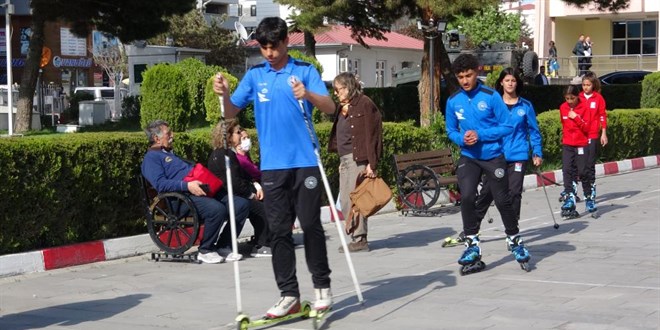 Bariyerler kaldırıldı, gençler Valilik bahçesinde patenle kaydı