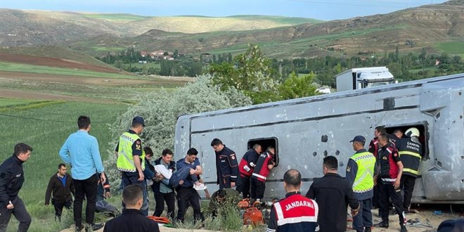 Fabrika işçilerini taşıyan otobüs devrildi: 3'ü ağır 18 yaralı